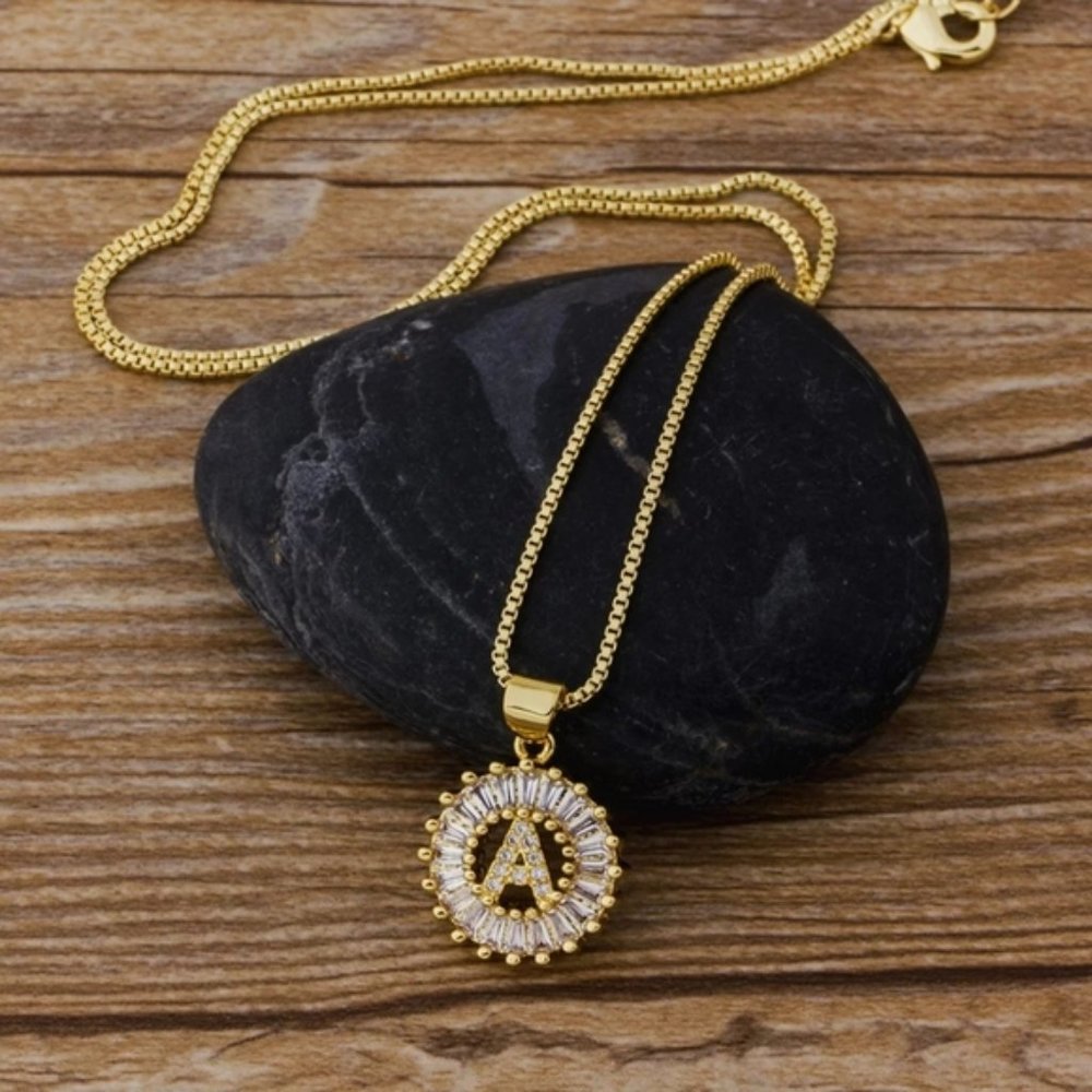 ๐ White Gold -R- Initial Necklace - Picture 4 of 6